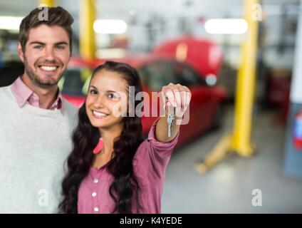 Digital composite von Paar Gedrückthalten der Taste vor dem Auto Stockfoto