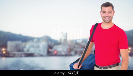 Digital composite der Lieferung Mann gegen blurry Skyline Stockfoto