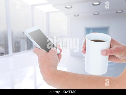 Digital composite der Hände mit Kaffee und Telefon gegen verschwommen weiß Büro Stockfoto