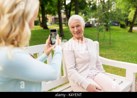 Tochter fotografieren senior Mutter von Smartphone Stockfoto