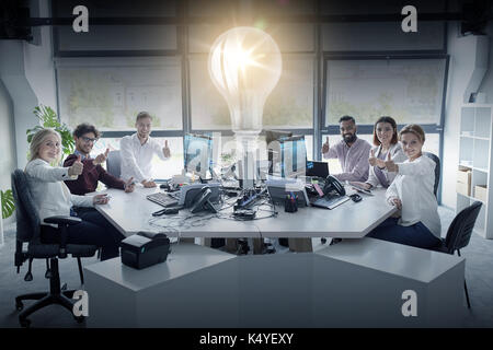 Business-Team zeigt Daumen oben im Büro Stockfoto