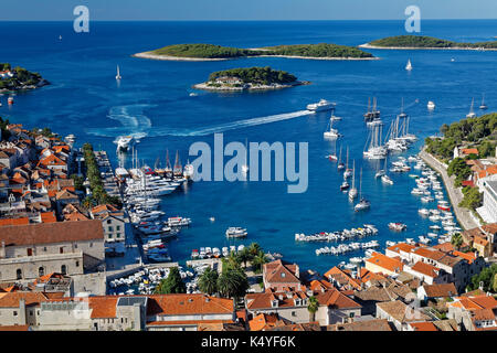 Blick von der Festung Spanjola auf den Hafen und die Stadt Hvar, Insel Hvar, Split-dalmatien, Kroatien Stockfoto