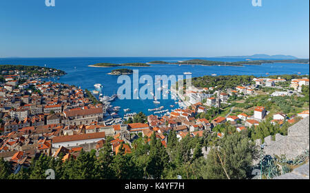 Blick von der Festung Spanjola auf den Hafen und die Stadt Hvar, Insel Hvar, Split-dalmatien, Kroatien Stockfoto