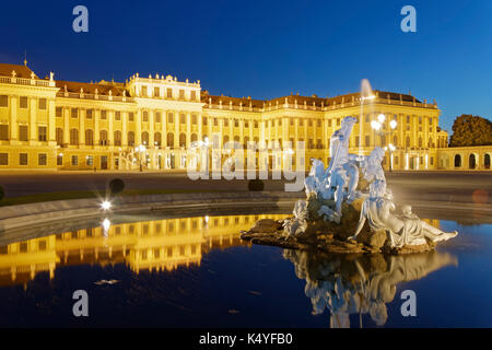 Brunnen vor Schloss Schönbrunn, Wien, Österreich Stockfoto