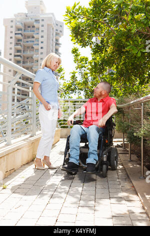 Lifestile von echten behinderten Menschen im Rollstuhl. Stockfoto