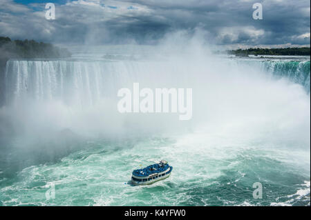 Touristische Boot im Nebel der Horseshoe Falls, kanadischen Wasserfälle, Niagara Falls, Ontario, Kanada Stockfoto