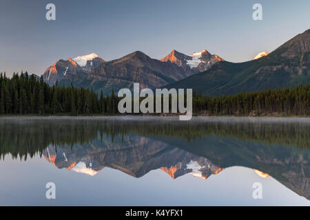 Herbert See bei Sonnenaufgang, Reflexion des Bogens, Banff National Park, der Kanadischen Rocky Mountains in Alberta, Kanada Stockfoto