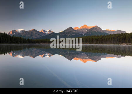 Herbert See bei Sonnenaufgang, Reflexion des Bogens, Banff National Park, der Kanadischen Rocky Mountains in Alberta, Kanada Stockfoto