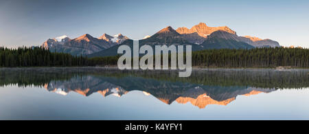 Herbert See bei Sonnenaufgang, Reflexion des Bogens, Banff National Park, der Kanadischen Rocky Mountains in Alberta, Kanada Stockfoto