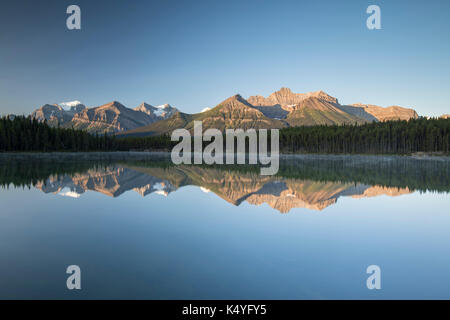 Herbert See mit Morgen Atmosphäre, Reflexion des Bogens, Banff National Park, der Kanadischen Rocky Mountains in Alberta Stockfoto