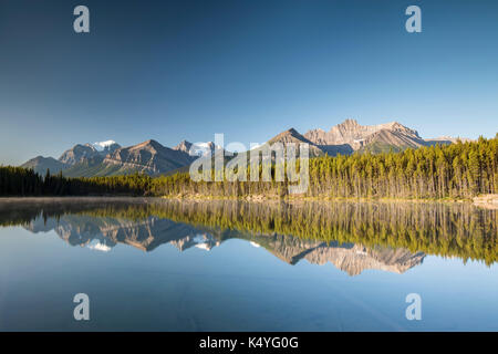 Herbert See mit Morgen Atmosphäre, Reflexion des Bogens, Banff National Park, der Kanadischen Rocky Mountains in Alberta Stockfoto