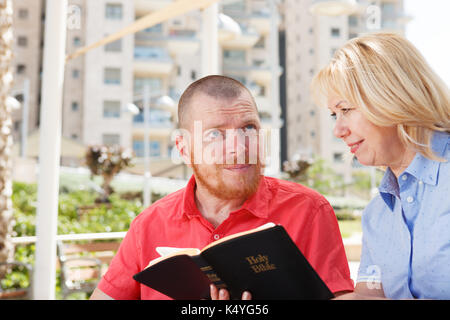 Studieren wir die Heilige Bibel zusammen Stockfoto