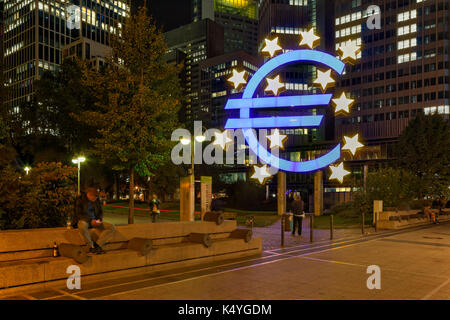 Euro-Skulptur vor dem eurotower, Innenstadt, Willy-Brandt-Platz, Frankfurt, Hessen, Deutschland Stockfoto