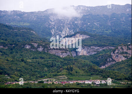 Wolken über Alpen in der nähe von Rovereto, Trentino-Südtirol, Italien 1 September 2017 © wojciech Strozyk/Alamy Stock Foto Stockfoto