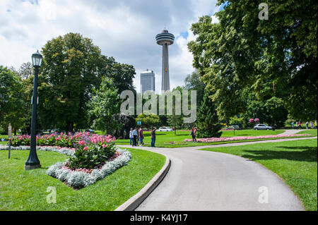 Promenade entlang des Niagara Falls, Skylon Tower, Ontario, Kanada Stockfoto