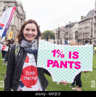 London, Großbritannien, 6. September 2017 Tausende von Krankenschwestern, Mitgliedern der Öffentlichkeit und anderen Beschäftigten des Gesundheitswesens aus ganz Großbritannien versammelten sich auf dem Parliament Square, um gegen die Lohngrenze der Regierung zu protestieren. Bridget Catterall/Alamy Live News Stockfoto