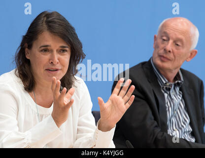 Berlin, Deutschland. 7. Sep 2017. Claudia Langer (L), der Gründer von Generation manifestieren, und Hans Joachim Schnellhuber, der Direktor des Potsdamer Instituts für Klimaforschung, bei einer Pressekonferenz, bei der die neu gegründete Environmental pressure group Generation manifestieren, ihr Programm in Berlin, Deutschland, 7. September 2017 vorgestellt. Persönlichkeiten aus Zivilgesellschaft, Wissenschaft, Wirtschaft und Politik die Initiative gegründet, um Politiker von den Gefahren der reckless Gefährdung künftiger Generationen zu erinnern. Foto: Soeren Stache/dpa/Alamy leben Nachrichten Stockfoto