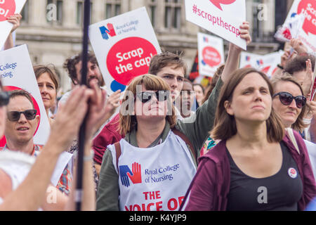 London, Großbritannien, 6. September 2017 Tausende von Krankenschwestern, Mitgliedern der Öffentlichkeit und anderen Beschäftigten des Gesundheitswesens aus ganz Großbritannien versammelten sich auf dem Parliament Square, um gegen die Lohngrenze der Regierung zu protestieren. Bridget Catterall/Alamy Live News Stockfoto