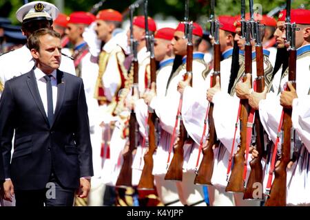 Athen, Griechenland. 7. Sep 2017. Griechische Präsident Prokopis Pavlopoulos, Links, und seinem französischen Amtskollegen Emmanuel Längestrich, Überprüfung der Präsidentengarde in Athen. Längestrich kam in Griechenland Donnerstag für einen zweitägigen Besuch in der er erwartet wurde, seine Vision für die Zukunft der Europäischen Union zu skizzieren und der griechischen Finanzkrise Credit: aristidis Vafeiadakis/ZUMA Draht/Alamy Live diskutieren News Stockfoto