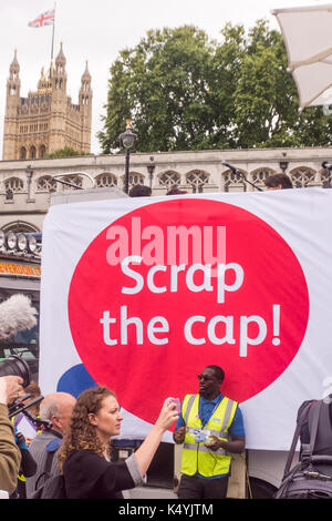 London, Großbritannien, 6. September 2017 Tausende von Krankenschwestern, Mitgliedern der Öffentlichkeit und anderen Beschäftigten des Gesundheitswesens aus ganz Großbritannien versammelten sich auf dem Parliament Square, um gegen die Lohngrenze der Regierung zu protestieren. Bridget Catterall/Alamy Live News Stockfoto