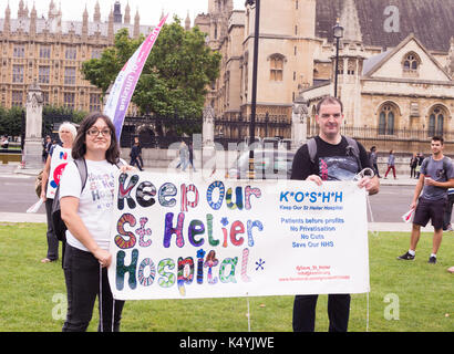 London, Großbritannien, 6. September 2017 Tausende von Krankenschwestern, Mitgliedern der Öffentlichkeit und anderen Beschäftigten des Gesundheitswesens aus ganz Großbritannien versammelten sich auf dem Parliament Square, um gegen die Lohngrenze der Regierung zu protestieren. Bridget Catterall/Alamy Live News Stockfoto