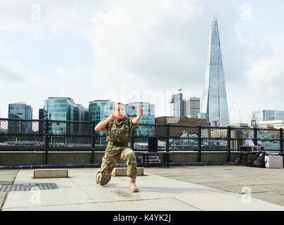 London, Großbritannien. 7. September 2017, 5 Soldaten: Der Körper ist Frontline von Rosiekay Dance Company am Tower von London. Von Duncan Anderson, Lukas Bradshaw, Reece Causton und Harriet Ellis durchgeführt. Quelle: Thomas Bowles/Alamy leben Nachrichten Stockfoto