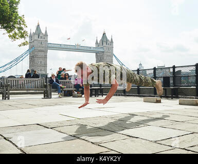 London, Großbritannien. 7. September 2017, 5 Soldaten: Der Körper ist Frontline von Rosiekay Dance Company am Tower von London. Von Duncan Anderson, Lukas Bradshaw, Reece Causton und Harriet Ellis durchgeführt. Quelle: Thomas Bowles/Alamy leben Nachrichten Stockfoto