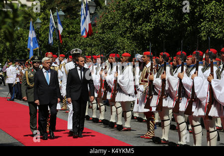 (170907) - Athen, Sept. 7, 2017 (Xinhua) - griechische Präsident Prokopis Pavlopoulos (L vorne) begrüßt den Besuch des französischen Präsidenten Emmanuel Längestrich in Athen, Griechenland, Sept. 7, 2017. (Xinhua / Marios Lolos) (whw) Stockfoto