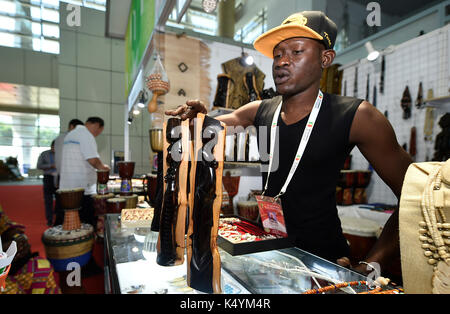 (170907) - YINCHUAN, Sept. 7, 2017 (Xinhua) - ein Aussteller zeigt Kunsthandwerk aus Afrika während der China-Arab Staaten Expo in Yinchuan, der Hauptstadt von Nordwesten Chinas autonomen Region Ningxia Hui, Sept. 7, 2017. (Xinhua/Li Ran) (and) Stockfoto