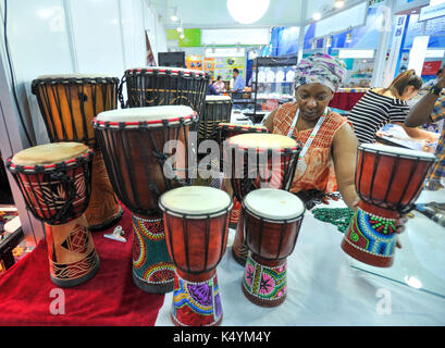 (170907) - YINCHUAN, Sept. 7, 2017 (Xinhua) - ein Aussteller aus Uganda zeigt Drums während des China-Arab Staaten Expo in Yinchuan, der Hauptstadt von Nordwesten Chinas autonomen Region Ningxia Hui, Sept. 7, 2017. (Xinhua/Li Renzi) (and) Stockfoto