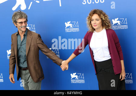 Lido di Venezia, Italien. 07 Sep, 2017. Europa, Italien, Lido di Venezia, 07. September 2017: Valeria Golino und Regisseur Silvio Soldini am Fotoshooting für den Film 'Il colore nascosto delle cose", an der 74. Internationalen Filmfestspielen Venedig Photo Credit: Ottavia Da Re/Sintesi/Alamy leben Nachrichten Stockfoto
