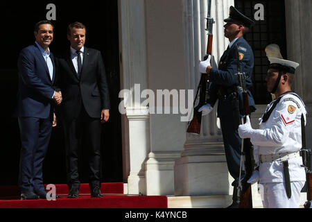 Athen, Griechenland. 7. Sep 2017. Der griechische Premierminister Alexis Tsipras (1. L) schüttelt Hände mit der französische Präsident Emmanuel Längestrich (2. L) in Athen, Griechenland, Sept. 7, 2017. Frankreich wird weiterhin von der griechischen Seite in seinen Bemühungen, die wirtschaftliche Erholung zu erreichen, der französische Präsident Emmanuel Längestrich sagte am Donnerstag zu Beginn einer zweitägigen offiziellen Besuch in Athen. Credit: Marios Lolos/Xinhua/Alamy leben Nachrichten Stockfoto