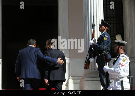 Athen, Griechenland. 7. Sep 2017. Der griechische Premierminister Alexis Tsipras (1. L) begrüßt der französische Präsident Emmanuel Längestrich (2. L) in Athen, Griechenland, Sept. 7, 2017. Frankreich wird weiterhin von der griechischen Seite in seinen Bemühungen, die wirtschaftliche Erholung zu erreichen, der französische Präsident Emmanuel Längestrich sagte am Donnerstag zu Beginn einer zweitägigen offiziellen Besuch in Athen. Credit: Marios Lolos/Xinhua/Alamy leben Nachrichten Stockfoto