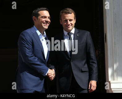 Athen, Griechenland. 7. Sep 2017. Der griechische Premierminister Alexis Tsipras (L) schüttelt Hände mit der französische Präsident Emmanuel Längestrich in Athen, Griechenland, Sept. 7, 2017. Frankreich wird weiterhin von der griechischen Seite in seinen Bemühungen, die wirtschaftliche Erholung zu erreichen, der französische Präsident Emmanuel Längestrich sagte am Donnerstag zu Beginn einer zweitägigen offiziellen Besuch in Athen. Credit: Marios Lolos/Xinhua/Alamy leben Nachrichten Stockfoto