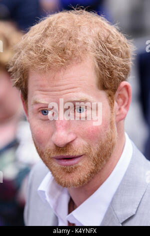 Belfast, Nordirland. 07/09/2017 - Prinz Harry erfüllt die Öffentlichkeit während Walkabout in Belfast auf seiner ersten Nordirland besuchen. Stockfoto