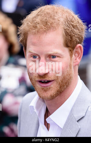 Belfast, Nordirland. 07/09/2017 - Prinz Harry erfüllt die Öffentlichkeit während Walkabout in Belfast auf seiner ersten Nordirland besuchen. Stockfoto