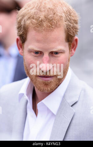 Belfast, Nordirland. 07/09/2017 - Prinz Harry erfüllt die Öffentlichkeit während Walkabout in Belfast auf seiner ersten Nordirland besuchen. Stockfoto