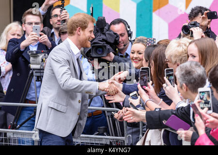 Belfast, Nordirland. 07/09/2017 - Prinz Harry erfüllt die Öffentlichkeit während Walkabout in Belfast auf seiner ersten Nordirland besuchen. Stockfoto