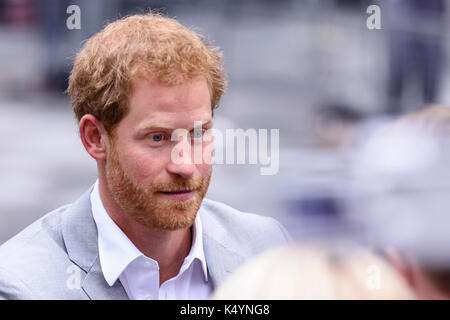 Belfast, Nordirland. 07/09/2017 - Prinz Harry erfüllt die Öffentlichkeit während Walkabout in Belfast auf seiner ersten Nordirland besuchen. Stockfoto