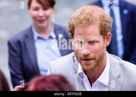 Belfast, Nordirland. 07/09/2017 - Prinz Harry erfüllt die Öffentlichkeit während Walkabout in Belfast auf seiner ersten Nordirland besuchen. Stockfoto