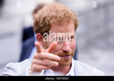 Belfast, Nordirland. 07/09/2017 - Prinz Harry erfüllt die Öffentlichkeit während Walkabout in Belfast auf seiner ersten Nordirland besuchen. Stockfoto