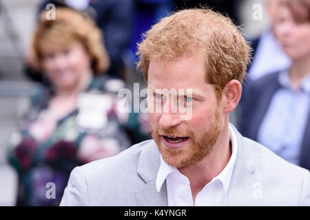 Belfast, Nordirland. 07/09/2017 - Prinz Harry erfüllt die Öffentlichkeit während Walkabout in Belfast auf seiner ersten Nordirland besuchen. Stockfoto