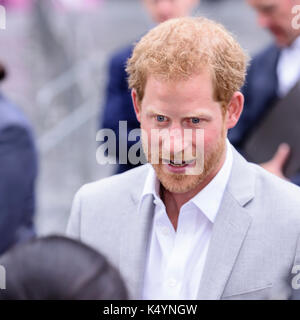 Belfast, Nordirland. 07/09/2017 - Prinz Harry erfüllt die Öffentlichkeit während Walkabout in Belfast auf seiner ersten Nordirland besuchen. Stockfoto