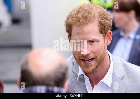 Belfast, Nordirland. 07/09/2017 - Prinz Harry erfüllt die Öffentlichkeit während Walkabout in Belfast auf seiner ersten Nordirland besuchen. Stockfoto