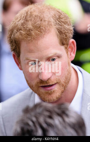 Belfast, Nordirland. 07/09/2017 - Prinz Harry erfüllt die Öffentlichkeit während Walkabout in Belfast auf seiner ersten Nordirland besuchen. Stockfoto