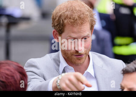 Belfast, Nordirland. 07/09/2017 - Prinz Harry erfüllt die Öffentlichkeit während Walkabout in Belfast auf seiner ersten Nordirland besuchen. Stockfoto