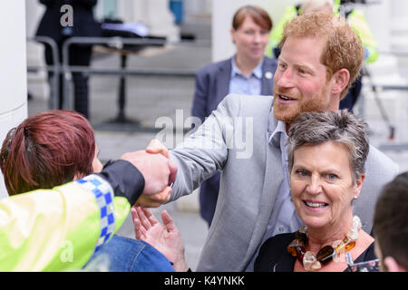 Belfast, Nordirland. 07/09/2017 - Prinz Harry dank der lokalen PSNI Offiziere anwesend, wie er der Öffentlichkeit während Walkabout in Belfast trifft auf seiner ersten Nordirland besuchen. Stockfoto