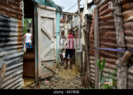 Santo Domingo, Dominikanische Republik. 7 Sep, 2017. dpatop - zwei Jungs sind erleichtert nach den gefährlichen Hurrikan "Irma" die Stadt Santo Domingo, Dominikanische Republik, 7. September 2017 verabschiedet hat. Das Ausmaß der Schäden in der Stadt ist unklar, bis jetzt. "Irma" ist eine Spur der Verwüstung in der Karibik. Foto: Bayoan Freites/dpa/Alamy leben Nachrichten Stockfoto