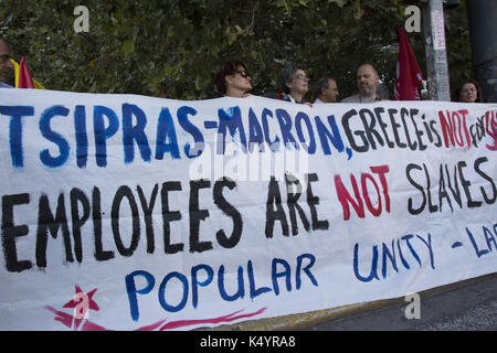 Athen, Griechenland. 7. Sep 2017. Die Demonstranten halten Sie Banner und rufen Parolen gegen die Regierung und Längestrich besuchen. Linke inszeniert eine Demonstration über Emmanuel's Längestrich Besuch in Athen zu protestieren, zusammen mit französischen Geschäftsleuten, wie sie behaupten, ihr Ziel ist es, zu privatisieren und Griechischen Vermögenswerte kaufen. Credit: Nikolas Georgiou/ZUMA Draht/Alamy leben Nachrichten Stockfoto