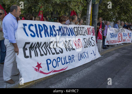 Athen, Griechenland. 7. Sep 2017. Die Demonstranten halten Sie Banner und rufen Parolen gegen die Regierung und Längestrich besuchen. Linke inszeniert eine Demonstration über Emmanuel's Längestrich Besuch in Athen zu protestieren, zusammen mit französischen Geschäftsleuten, wie sie behaupten, ihr Ziel ist es, zu privatisieren und Griechischen Vermögenswerte kaufen. Credit: Nikolas Georgiou/ZUMA Draht/Alamy leben Nachrichten Stockfoto